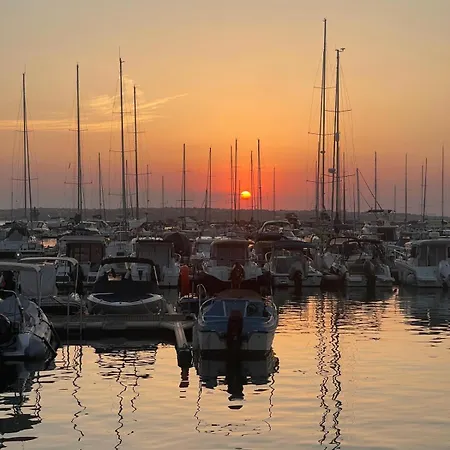 Amara Santa Marina, Lejlighed